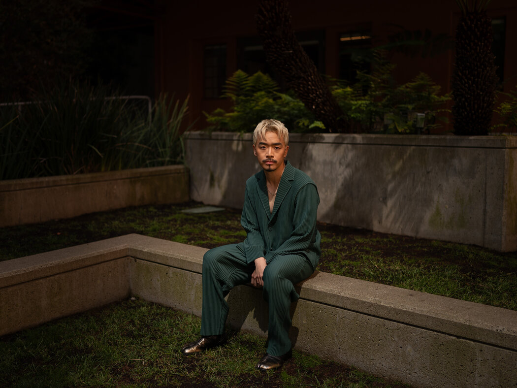 身在舊金山的前蘋果公司設計師傑森·袁。他於2023年離開蘋果,因感到人工智慧領域的競爭正在將他甩在身後而焦慮。_2