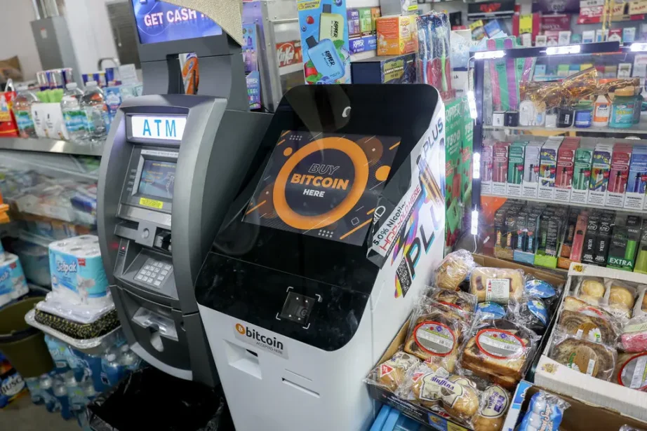 邁阿密一家便利商店裡的比特幣 ATM 機。據美國財政部資料顯示，加密貨幣 ATM 機營運商至少遍布 28000 個地點