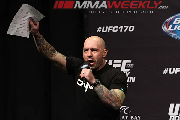 Joe Rogan 擔任 UFC 評論員