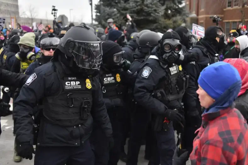 川普上週援引《叛亂法》並部署軍隊到明尼蘇達州以平息抗議，隨後五角大廈已命令約 1500 名駐阿拉斯加現役士兵待命