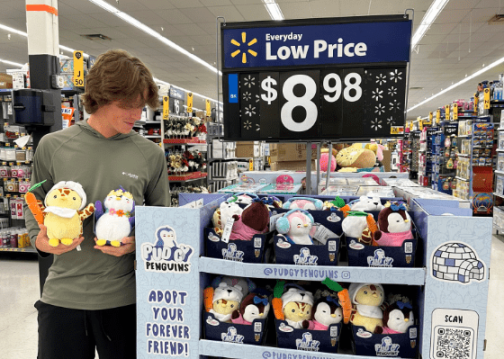 美國沃爾瑪的 Pudgy Penguins 玩具貨架