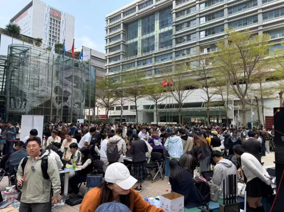 腾讯员工在深圳总部大楼外摆摊，免费帮路人在电脑上装 OpenClaw